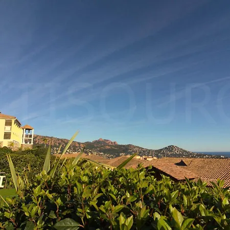 2 Pieces En Rez-de-jardin Avec Vue Mer, Piscine Et Parking A Saint-raphael - Fr-1-504-567 Apartment