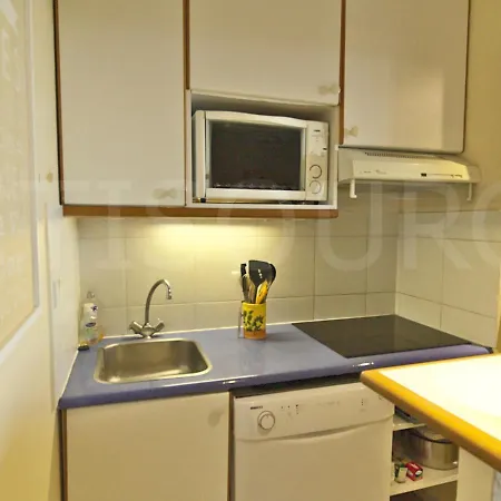2 Pieces En Rez-de-jardin Avec Vue Mer, Piscine Et Parking A Saint-raphael - Fr-1-504-567 *