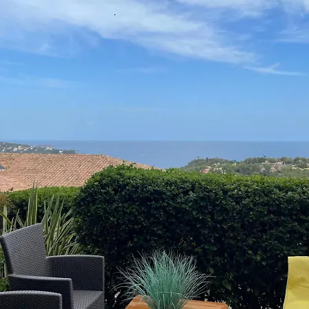 2 Pieces En Rez-de-jardin Avec Vue Mer, Piscine Et Parking A Saint-raphael - Fr-1-504-567 * Saint-Raphael (Var)